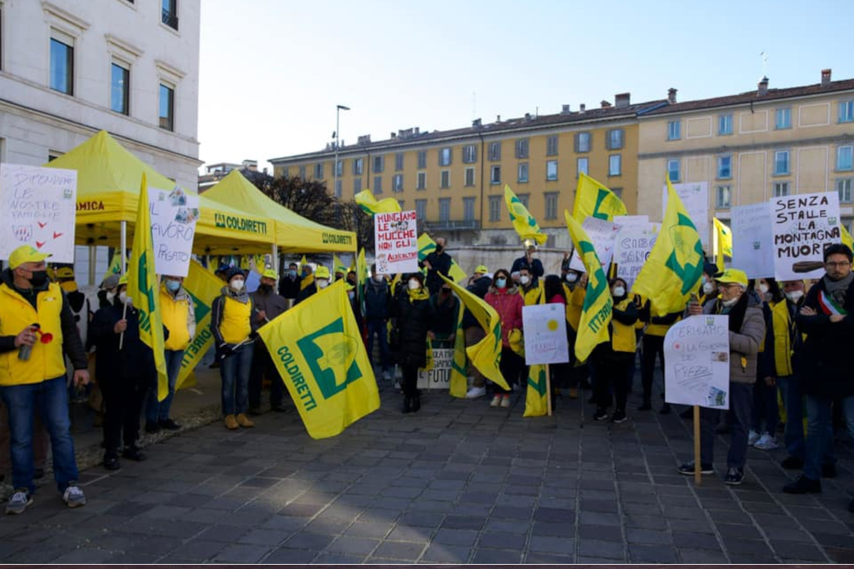 Agricoltori e allevatori in piazza con Coldiretti (Foto da facebook Coldiretti) “Per pagarci un caffè dobbiamo mungere tre litri di latte”. La protesta degli allevatori in tutta Italia