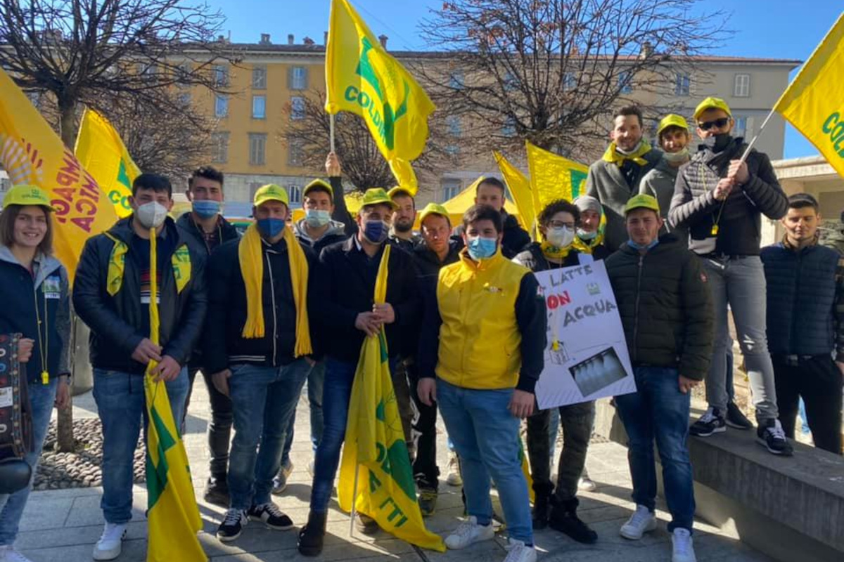 Manifestazione Coldiretti contro il caro materie prime, anche i giovani in piazza “Per pagarci un caffè dobbiamo mungere tre litri di latte”. La protesta degli allevatori in tutta Italia