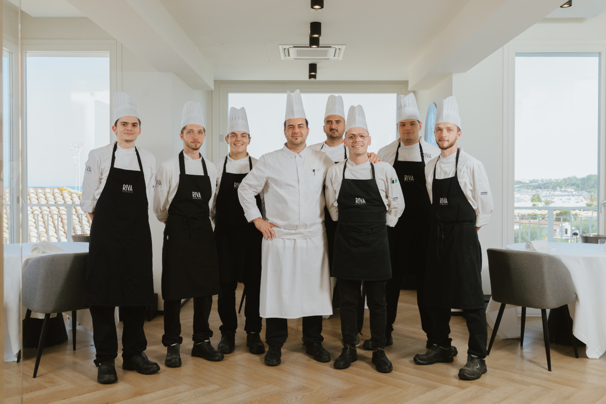 In Riva a Numana: un tocco francese tra mare cristallino e le colline del Conero