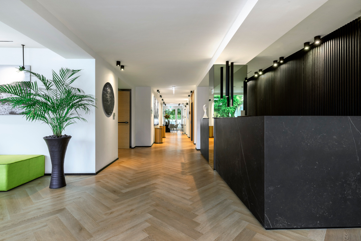 In Riva a Numana: un tocco francese tra mare cristallino e le colline del Conero