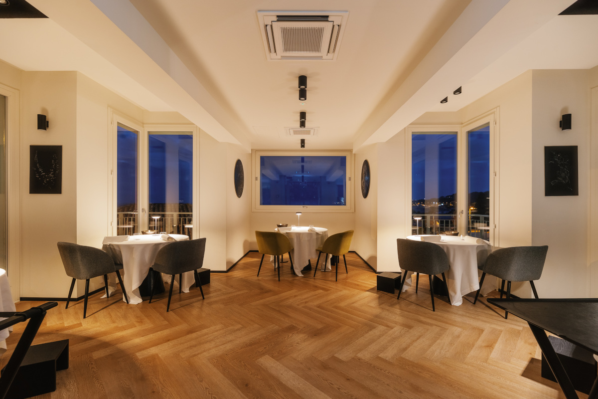 In Riva a Numana: un tocco francese tra mare cristallino e le colline del Conero