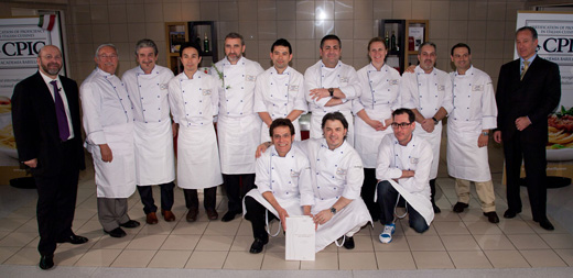 Da sinistra: Rosario Scarpato (Itchefs-Gvci managing editor), Luigi Passano, Pietro Rongoni, Cesare Casella, Yoshi Yamada, Domenico Crolla, Angela Hartnett, Mario Caramella (presidente Itchefs-Gvci), Paolo Monti e Gianluigi Zenti (direttore di Academia Barilla). In primo piano, inginocchiati: Giulio Vierci, Donato De Santis e Mark Ladner