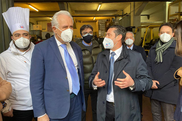 Al centro, Eugenio Giani e Aldo Cursano - Cuochi e ristoratori a Firenze donano 6mila piatti alla Caritas