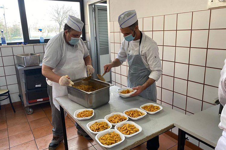Cuochi e ristoratori a Firenze donano 6mila piatti alla Caritas