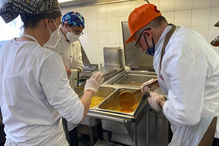 Cuochi e ristoratori a Firenze donano 6mila piatti alla Caritas