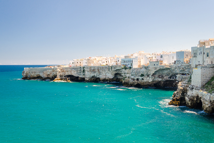 Polignano a Mare affascina per il suo borgo antico a picco sul mare - Da Polignano a Matera, un viaggio nel bianco Sud