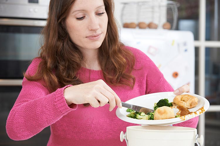 A tavola tanti avanzi per le feste. Ma molti italiani riciclano il cibo in eccesso