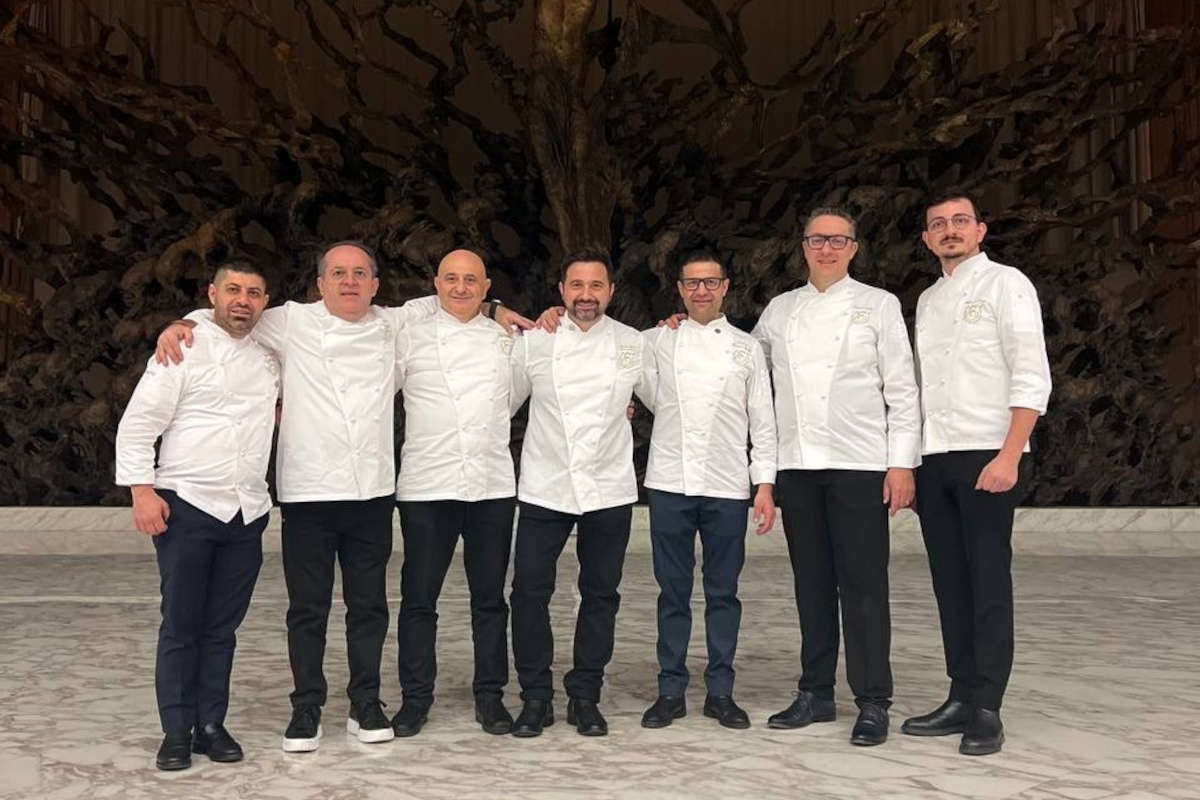 Dario Nuti, Fabrizio Galla, Denis Buosi, Mauro Lo Faso, Paolo Staccoli e i fratelli Damiano e Valentino Rizzo I pasticceri di APEI da Papa Francesco per la Giornata Mondiale dei Poveri