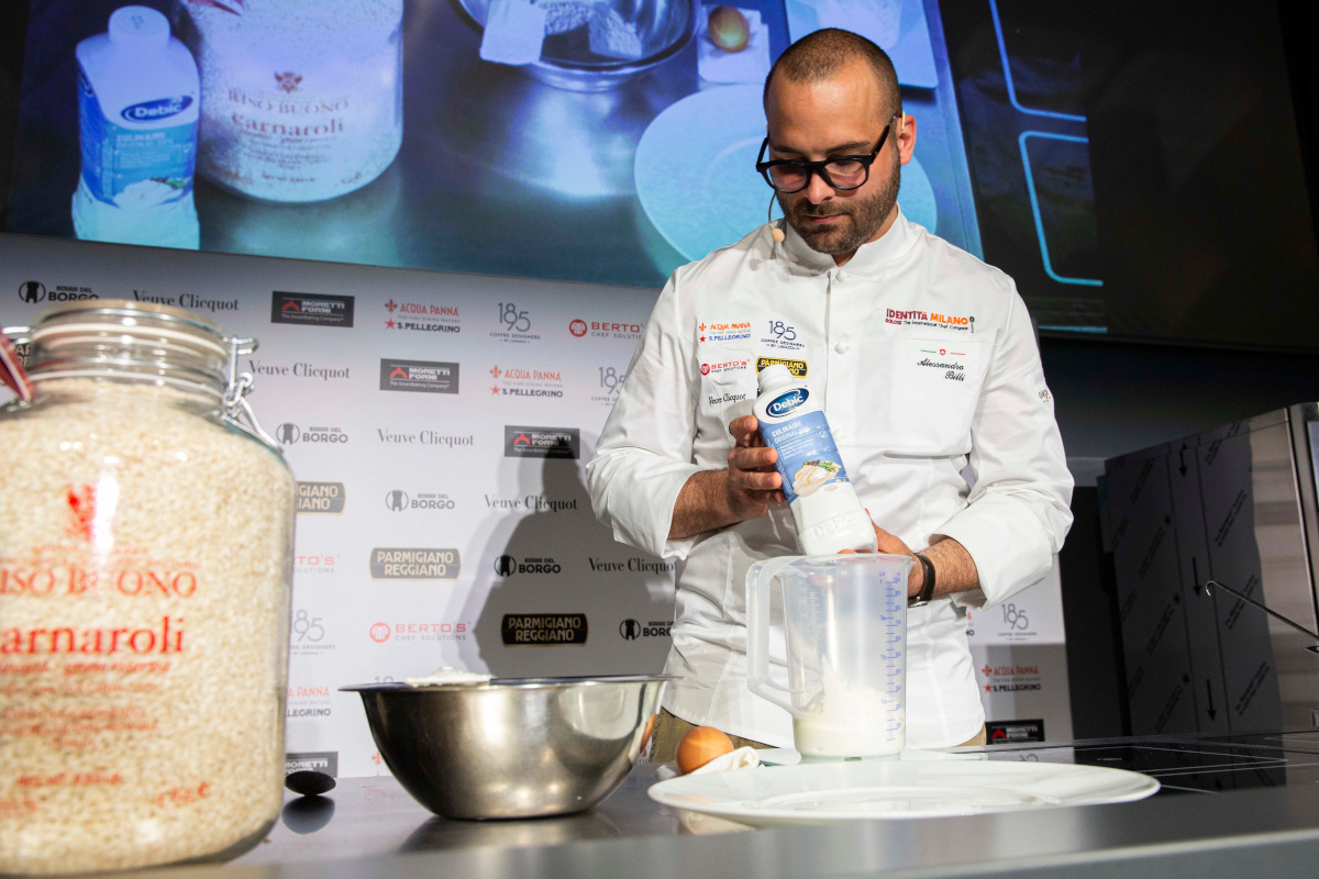 Alessandro Billi intento a cucinare con Culinaire Original Debic La panna da cucina Debic protagonista nei piatti di Identità Golose