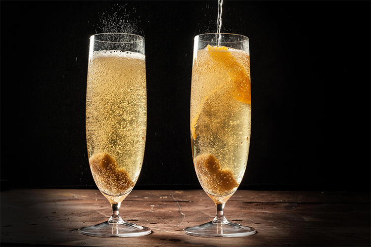 Dietro ad ogni cocktail, una storia Miti sull'origine del French 75