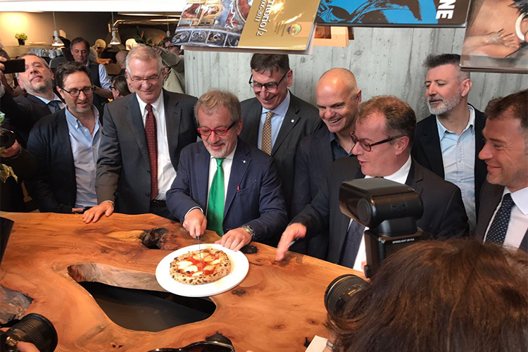 Maurizio Carrara, Roberto Maroni, Mauro Lusetti, Enrico Derflingher, Virginio Brivio e Gianni Tarabini - Dopo la malavita, la rinascita in cucina Euro-Toques all'apertura di Fiore