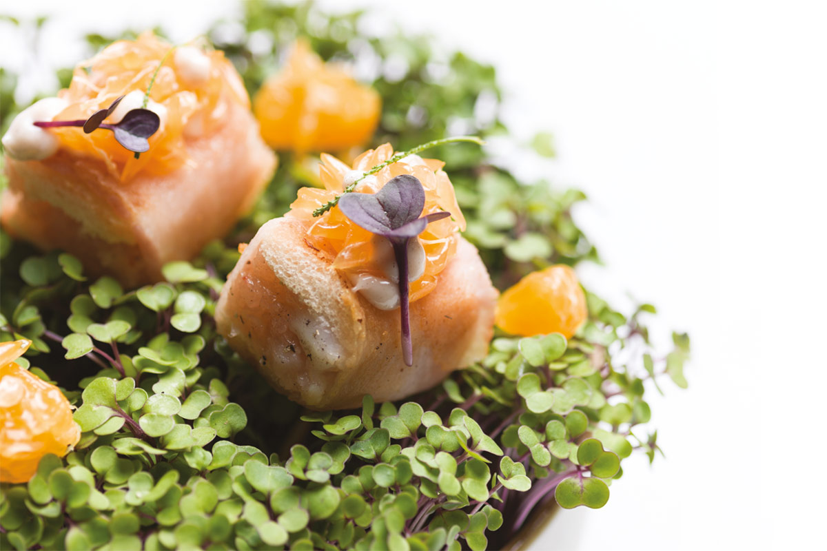 Doppio crunch di gamberi boreali con lardo di suino nero dei Nebrodi, menta e maionese d'ostriche e mandarino Doppio crunch di gamberi boreali