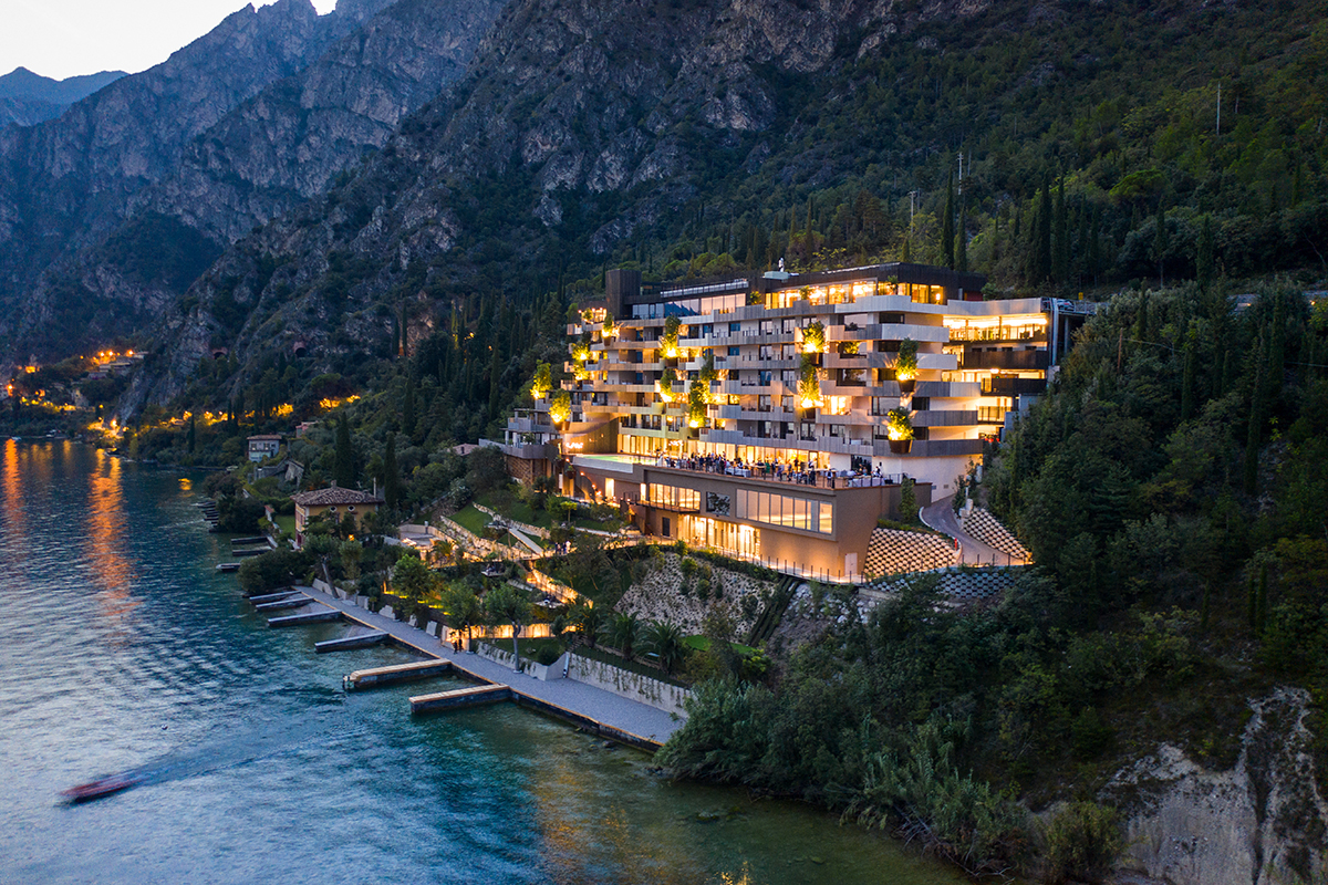 Una perfetta simbiosi con il territorio. Foto: Photografica Mangili Eala, un cigno bianco sul Lago di Garda