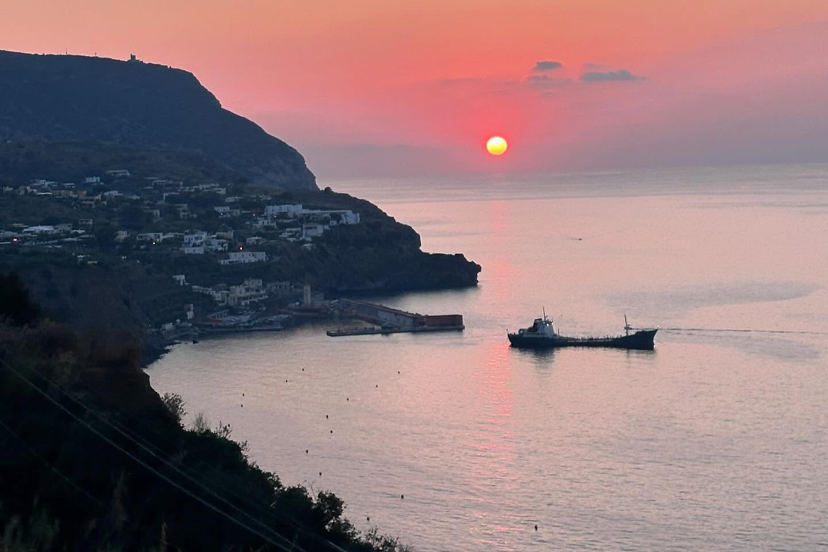 Nino Caravaglio, il vignaiolo che racconta le Eolie attraverso il lavoro della terra