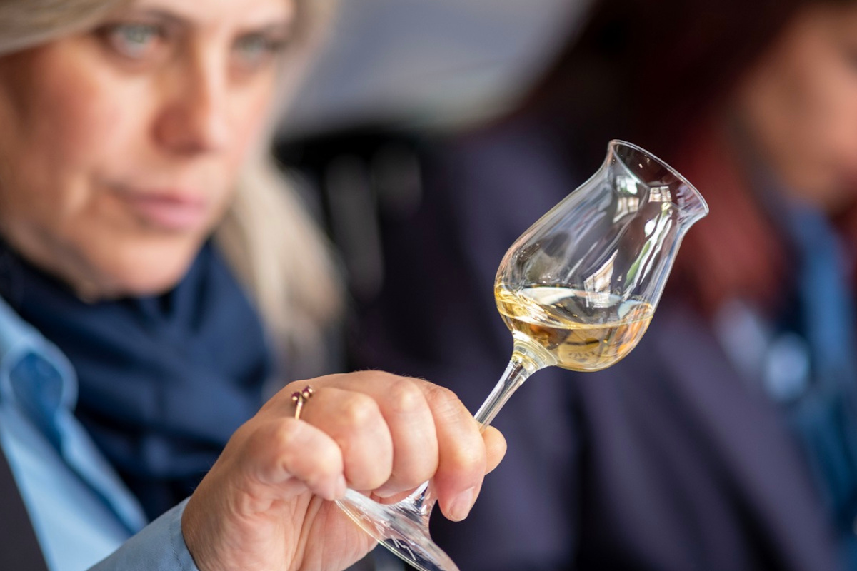 SpiriTurismo: l’Italia dorme, la Scozia incassa. Svegliamoci o la grappa resta un souvenir polveroso