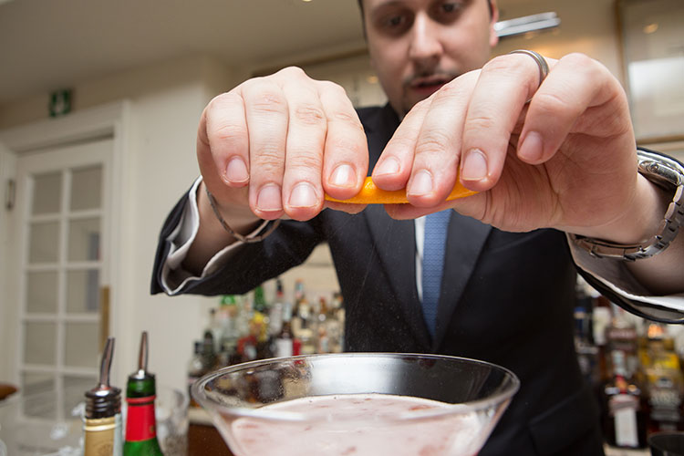 (Federico Pempori, barman per passione &laquo;Ci vuole conoscenza, ma anche umanit&agrave;&raquo;)