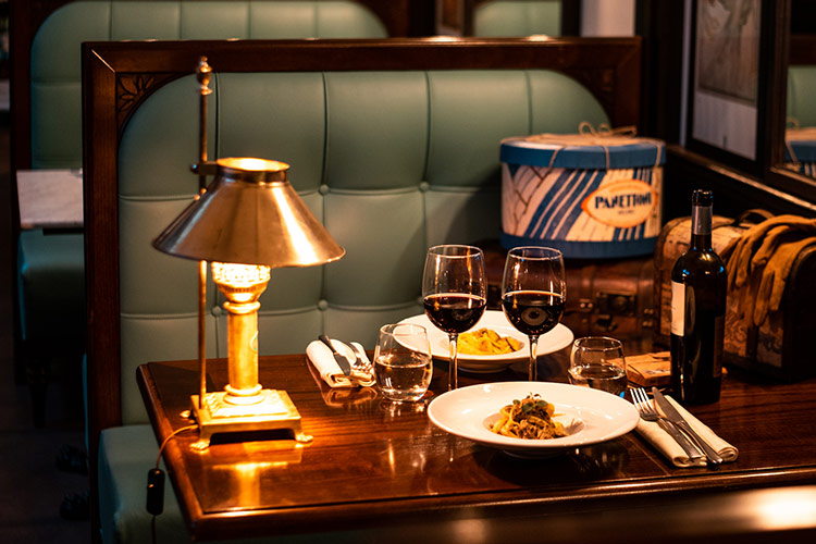 L'architetto Andrea Terranova ha ricreato una stazione ferroviaria squisitamente vintage - Fermata a Hespresso Gusto da prima classe