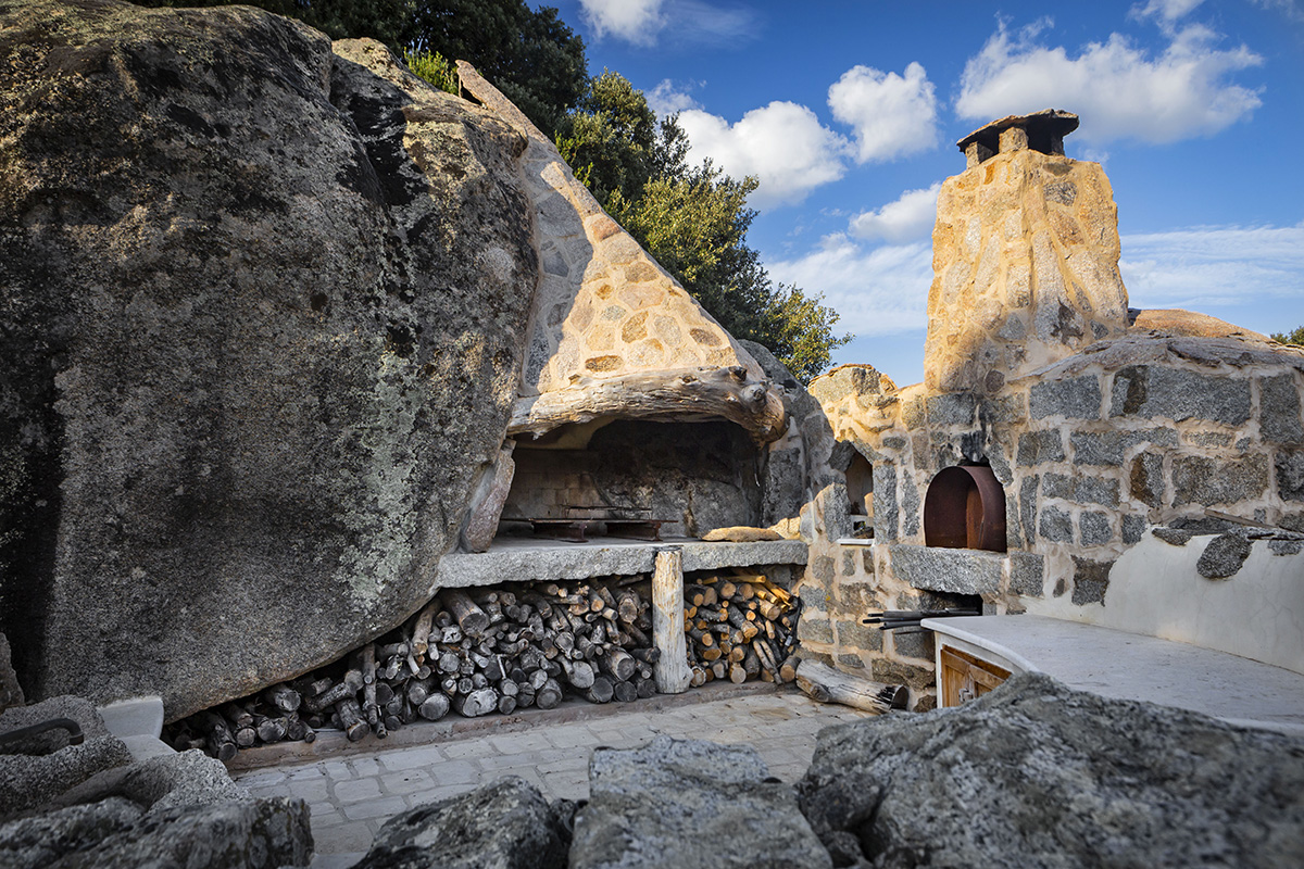 Il forno del pane e il BBQ Gallicantu, stazzo retreat immerso in Gallura