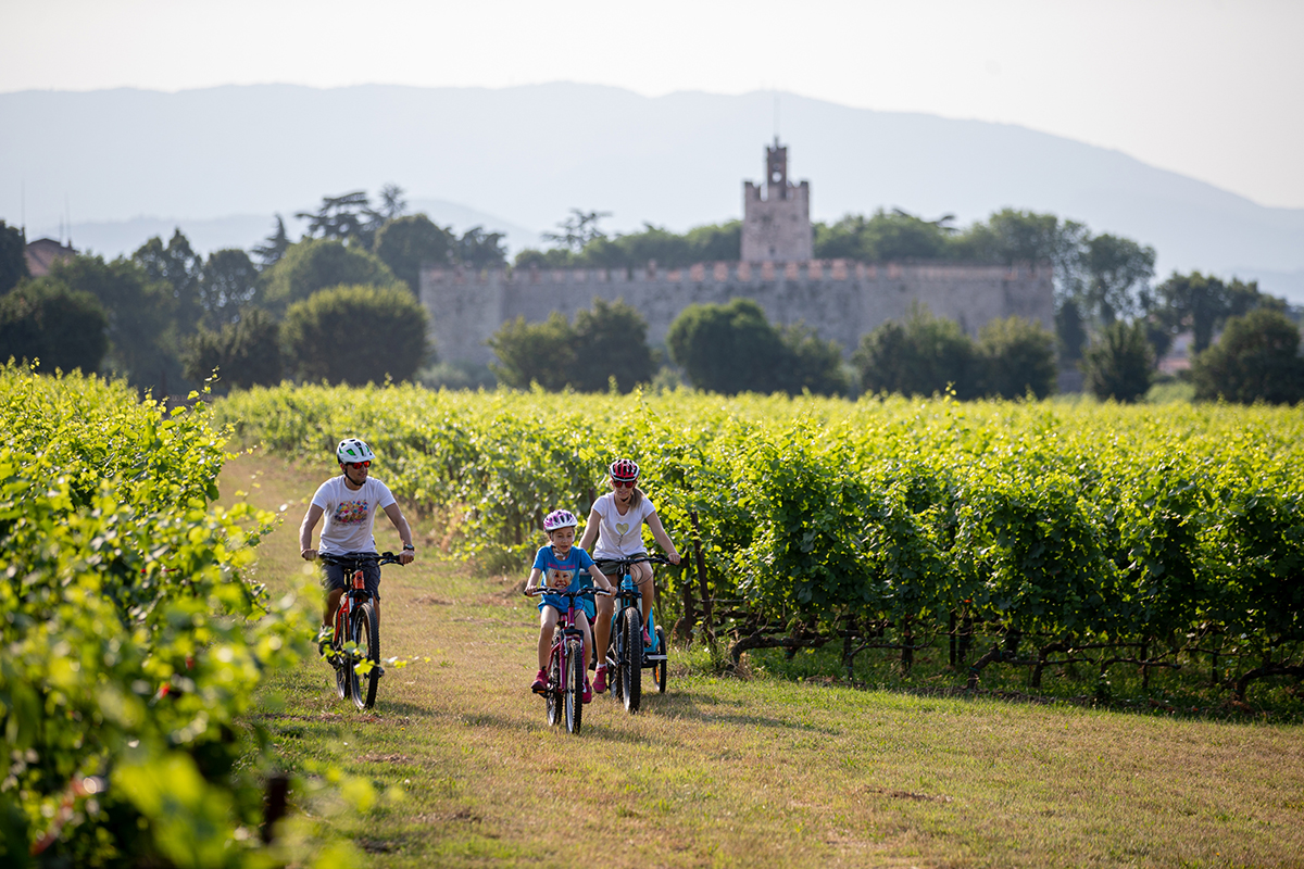 Franciacorta, Castello di Passirano Pedalando senza fretta nei luoghi più incantevoli della provincia di Brescia