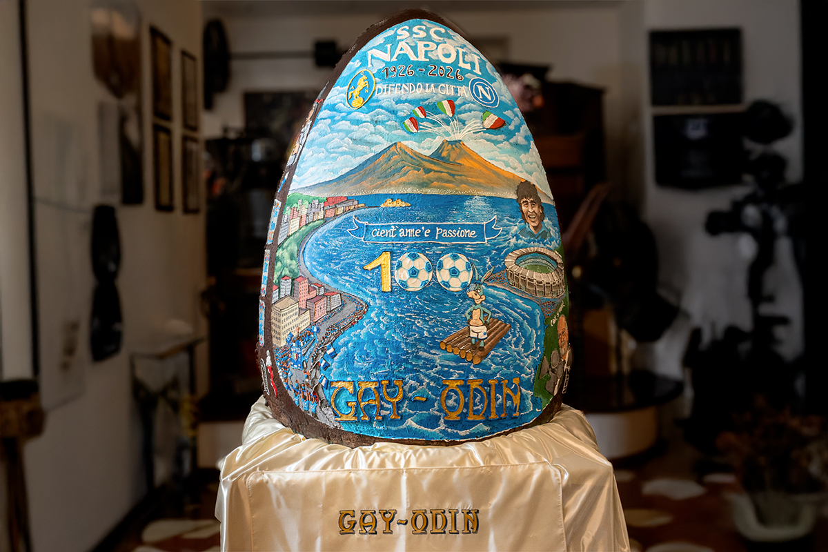 Uovo di cioccolato da 350 kg per i 100 anni del Napoli: l’omaggio conquista la città