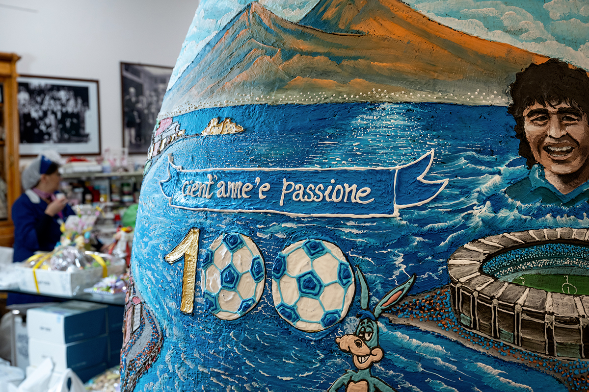 Uovo di cioccolato da 350 kg per i 100 anni del Napoli: l’omaggio conquista la città