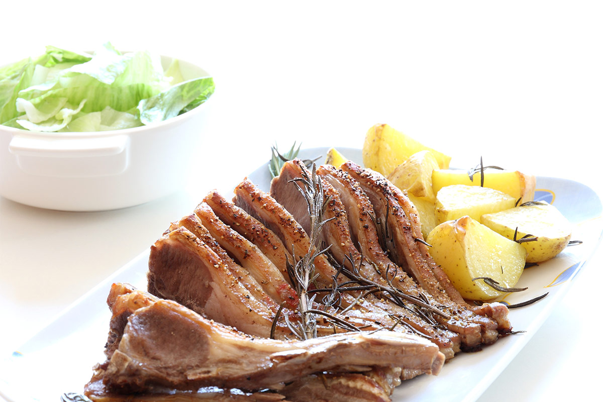 Agnello con patate: tradizione allo stato puro Menu di Pasqua e Pasquetta Come rendere felici tutti