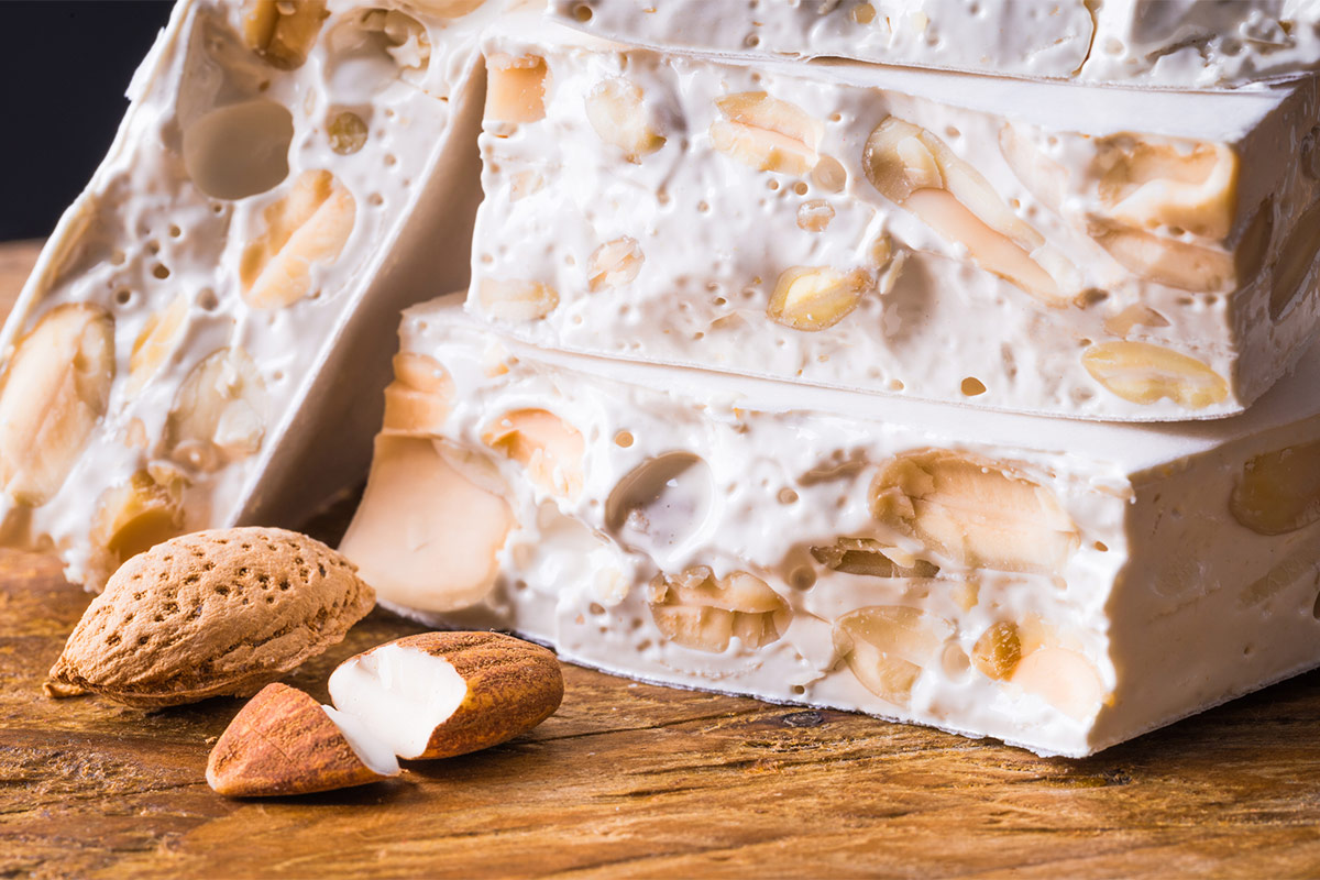 Gli ingredienti di base del torrone restano sempre albume, milele, mandorle o nocciole A Cremona le Festa del Torrone Un dolce che unisce l’Italia