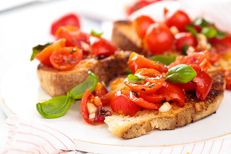 I consigli del nutrizionista: pane, olio evo e qualche fetta di pomodoro - I consigli per una merenda sana Dallo spuntino alla ricetta gourmet