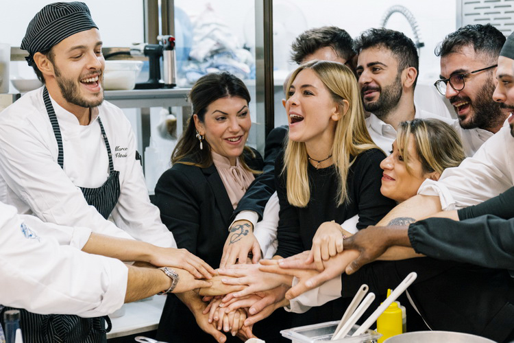 Marco Vitale, Luisa Attinasi (al centro) e lo staff del Seven Restaurant (Giovane consapevolezza al Seven Restaurant di Palermo)