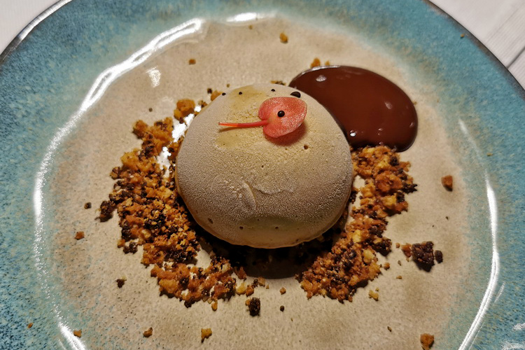 Semifreddo alla nocciola, salsa al cioccolato fondente e scaglie al cioccolato di Modica (Giovane consapevolezza al Seven Restaurant di Palermo)