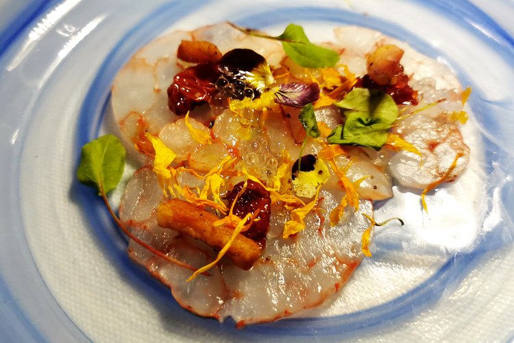 Carpaccio di gambero rosso di Mazara, guanciale croccante, pomodorini confit, caviale di rum Mezcal (Giovane consapevolezza al Seven Restaurant di Palermo)