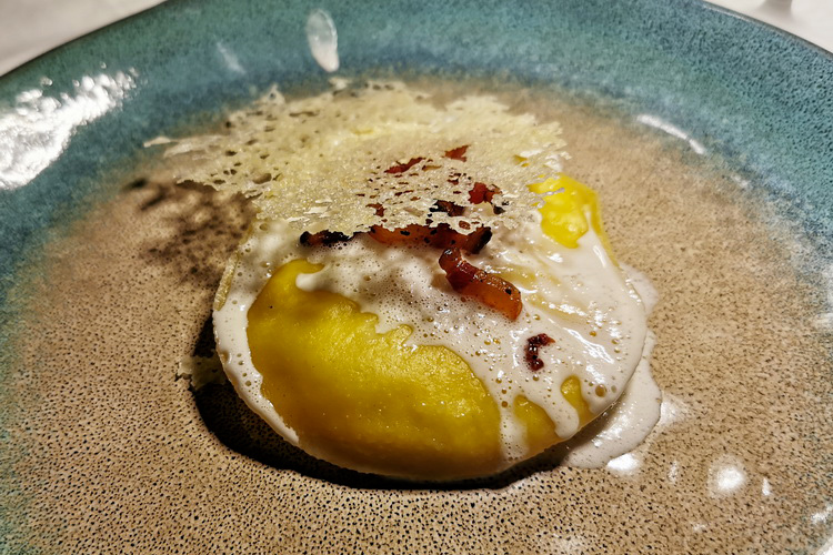 Tortello carbonaro, guanciale croccante, aria al pecorino e chips (Giovane consapevolezza al Seven Restaurant di Palermo)