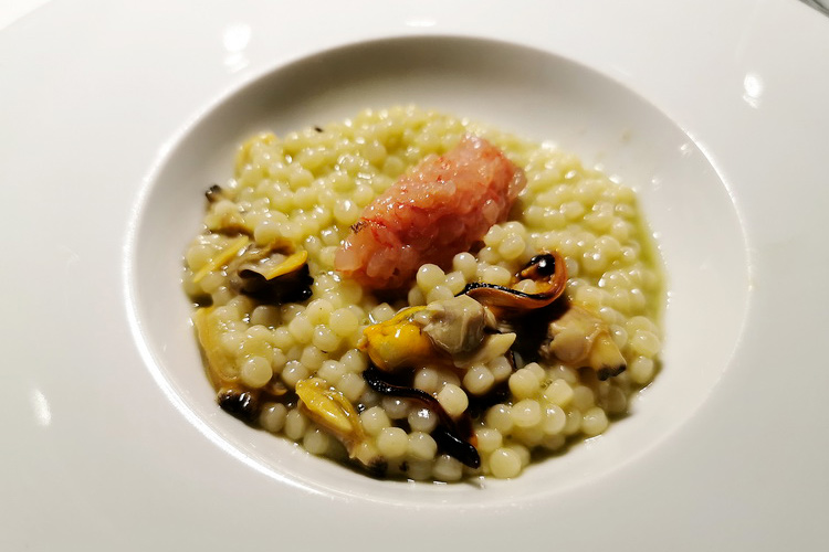 Fregola sarda risottata, cozze, vongole, tartare di gambero rosso di Mazara, crema al prezzemolo e acqua di finocchietto (Giovane consapevolezza al Seven Restaurant di Palermo)
