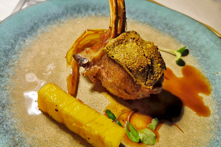 Carr&egrave; di agnello siciliano in crosta di pistacchio, indivia brasata al vino bianco, polenta croccante e salsa al cioccolato e nocciole (Giovane consapevolezza al Seven Restaurant di Palermo)