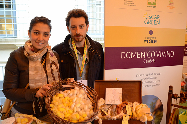 Giovani agricoltori sfidano crisi caviale vegano vestiti arance