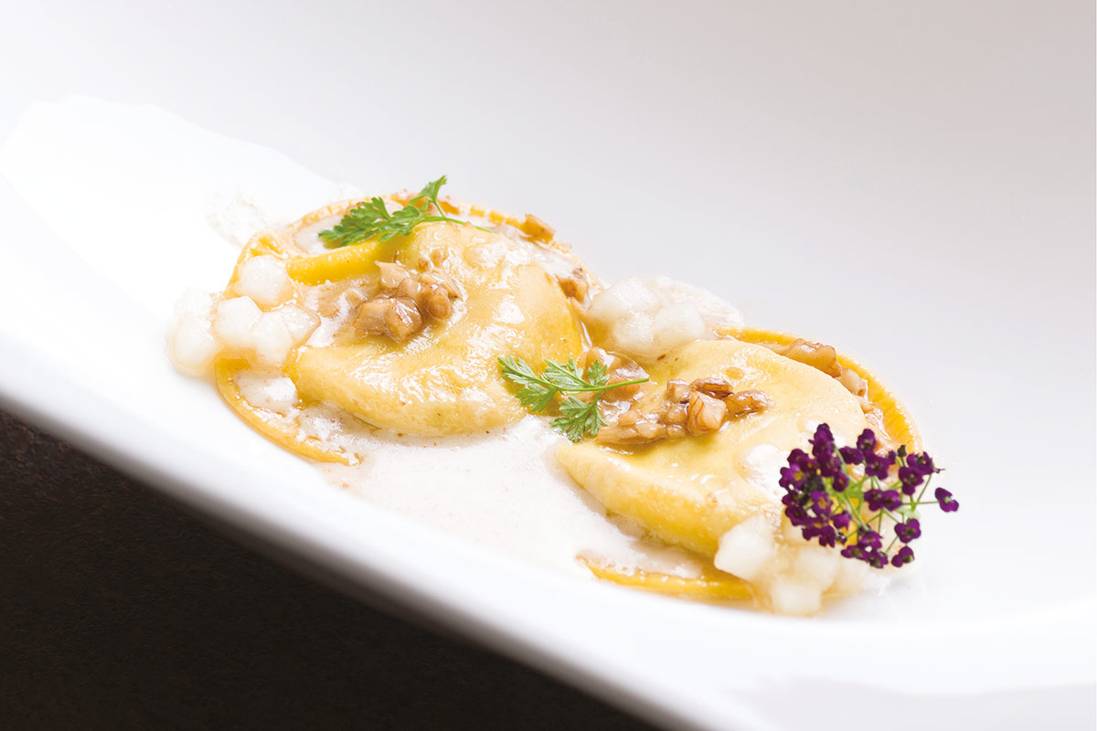 Girasoli di mascarpone e noci con crema di speck e pere