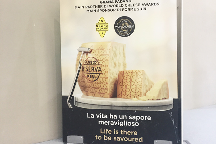 Consorzio di tutela del Grana Padano Dop è stato main sponsor di Forme e dei World Cheese Awards (Grana Padano conquista tutti Grande successo a Forme) Consorzio di tutela del Grana Padano Dop è stato main sponsor di Forme e dei World Cheese Awards (Grana Padano conquista tutti Grande successo a Forme)
