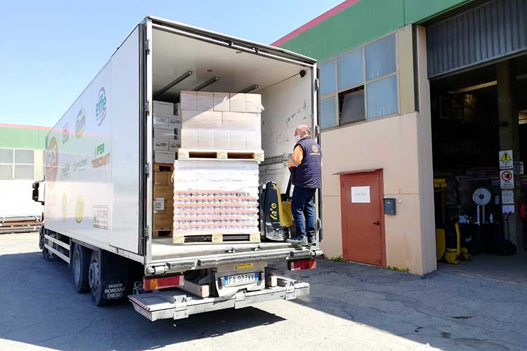 Gros vicina alla povert&agrave; che aumenta nella Capitale - Dai supermercati Gros 50mila euro alla Caritas di Roma