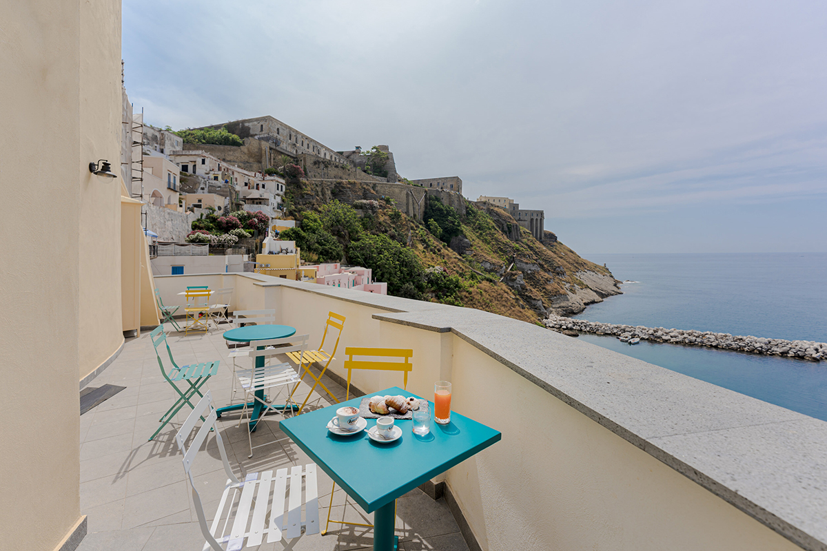 La terrazza mozzafiato di Hostelletella Procida “dentro”: viaggio tra ristoranti e alloggi in cui assaporare la vera bellezza