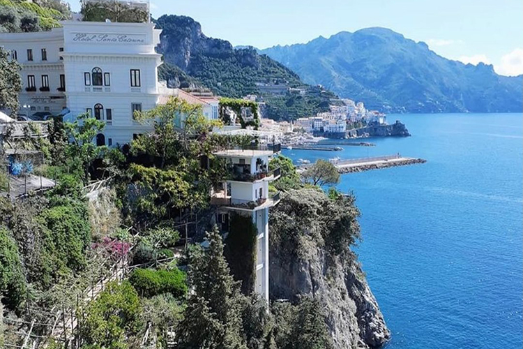 L’Hotel Santa Caterina è costruito a picco sul mare Viaggio in Costiera amalfitana Riapre l’Hotel Santa Caterina