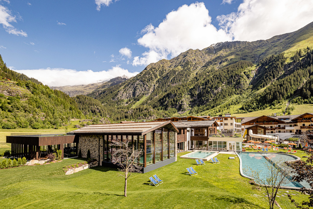 L'esterno dell'Hotel Schneeberg Family Resort  Spa All'Hotel Schneeberg vacanze “per soli adulti” anche in compagnia dei figli