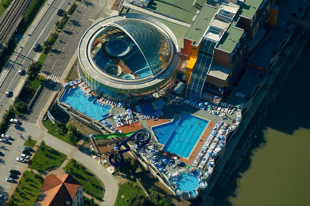 La grandiosa cupola di vetro contiene una piscina con onde Relax e bambini non vanno d’accordo? Alle terme sì!