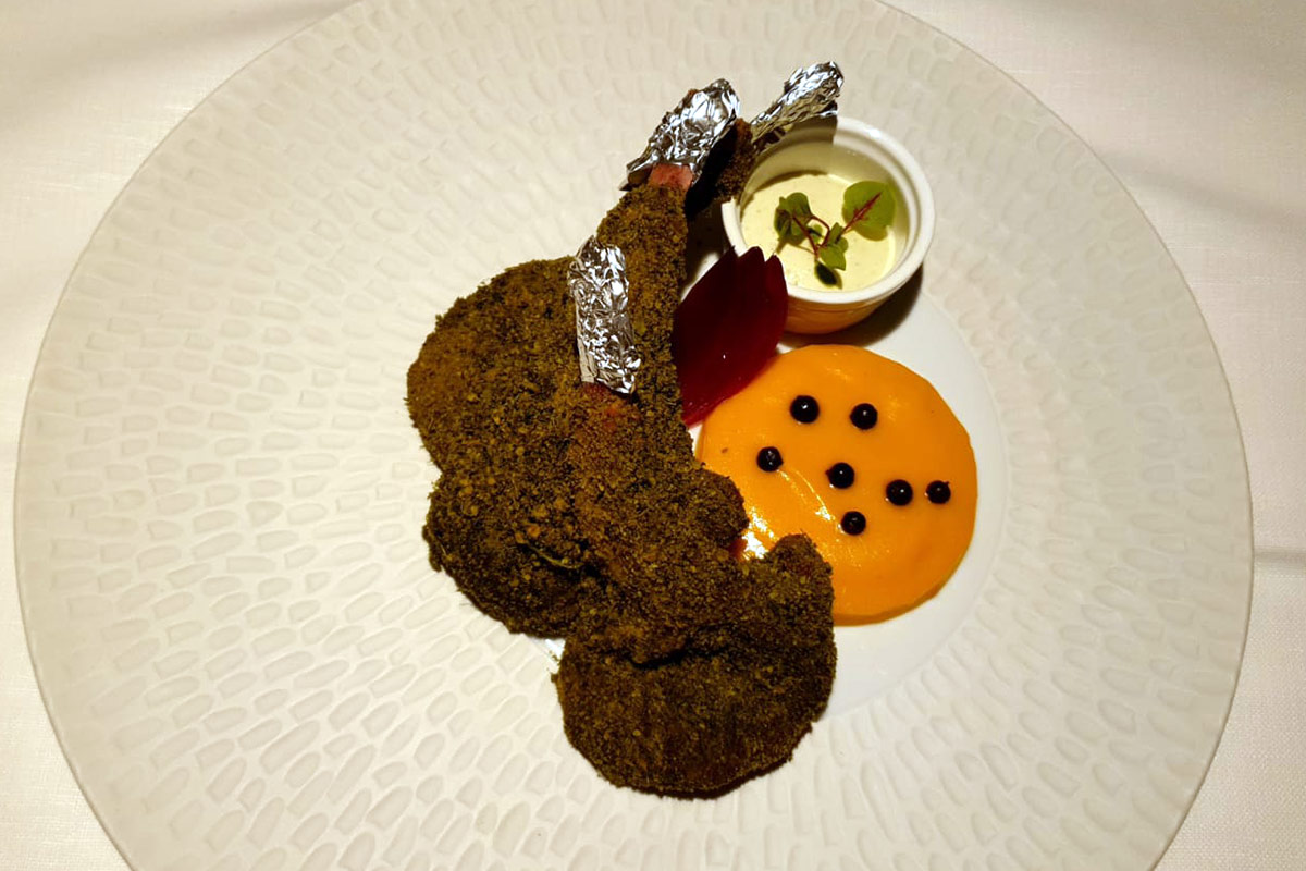 Costoletta di agello su letto caldo di carote e zenzero In cucina alla scoperta del menu di Pasqua