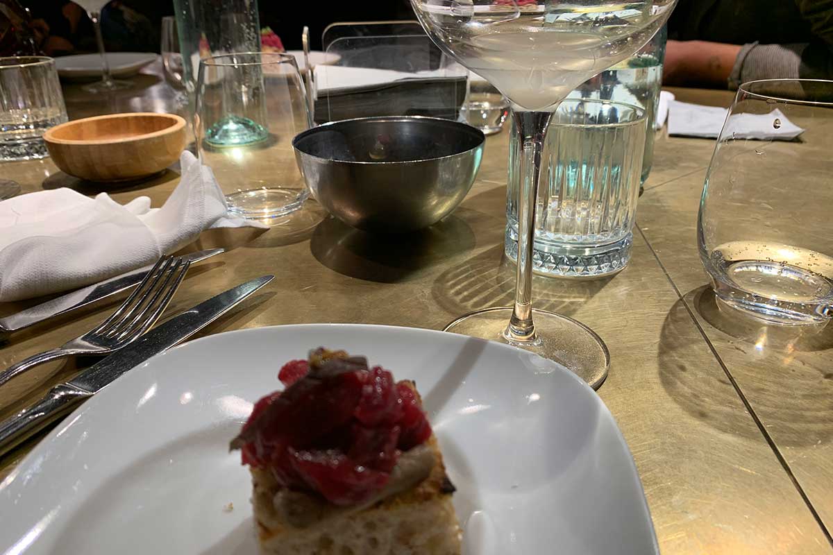 Focaccia con tartare di manzo con Martini cocktail reinterpretato con bodo coppa ammantata di pane sbriciolato Pizza e cocktail: il food pairing secondo Dry Milano