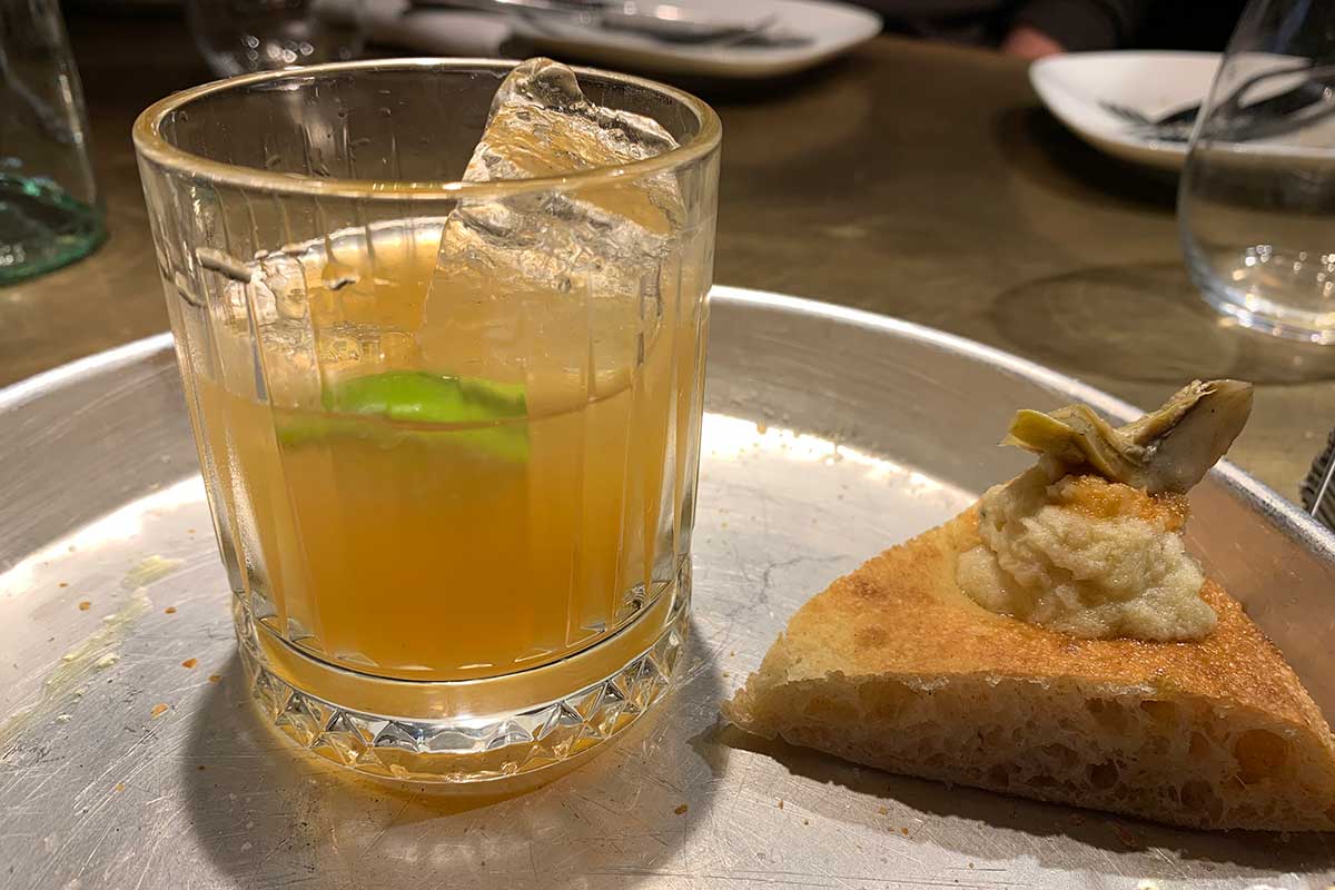 Focaccia con baccalà mantecato e carciofi arrostiti e drink a base vermouth Pizza e cocktail: il food pairing secondo Dry Milano