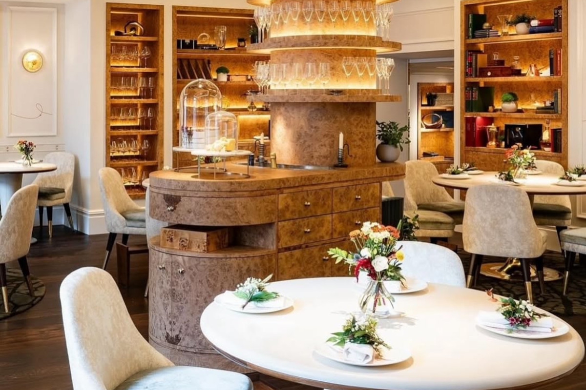 C’è un sommelier che corre più veloce del mercato e lo costringe a cambiare passo