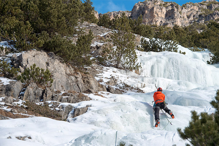 Tante le attività alternative allo sci, come l'arrampicata sul ghiaccio - Un inverno alternativo a Livigno Ciaspolate e cucina a domicilio