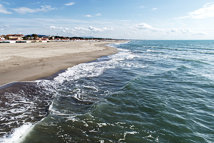 Una spiaggia a Forte dei Marmi - In Versilia ferragosto all’italiana Mancano i turisti stranieri