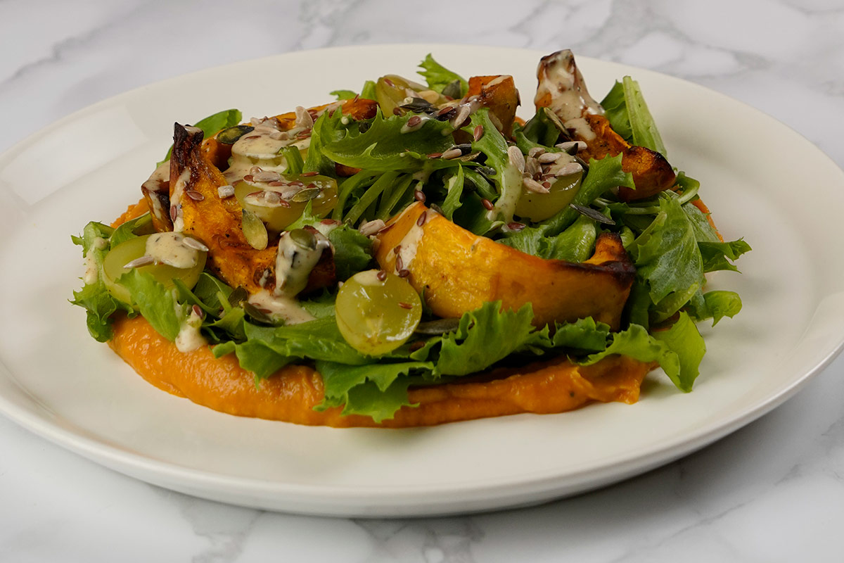 Insalata con baby iceberg, zucca, mix di semi e uva