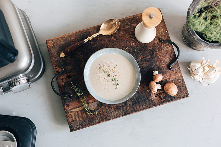 Zuppa cremosa ai funghi con aglio  - KitchenAid, un autunno in cucinaZuppe d&rsquo;autore con il nuovo K400
